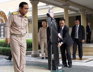 'Cualquiera que desee sacar fotos y hacer preguntas sobre política o conflictos, que le pregunte a él', dijo Prayut a los presentes antes de despedirse con un saludo y alejarse hacia su oficina. (EFE)