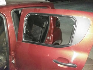 Robo. Para sustraer la cámara profesional tuvieron que romper el vidrio trasero izquierdo del vehículo en que se encontraba. (EL SIGLO DE TORREÓN) 
