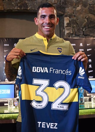 El delantero de Boca Juniors Carlos Tévez posa con la camiseta del equipo, durante su presentación en Los Cardales. Tevez fue presentado ayer como fichaje del Boca Juniors proveniente del Shanghái Shenhua chino. (EFE)
