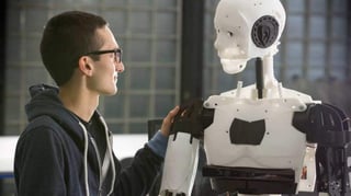 El robot, que está siendo programado por especialistas del Instituto Nacional de Astrofísica, Óptica y Electrónica (INAOE), tendrá la capacidad de hacer búsquedas en internet y adquirir habilidades por imitación. (ESPECIAL)