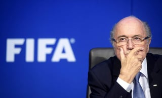 Blatter argumenta que el sistema 'aún no se encuentra bien desarrollado para usarlo en un Mundial'. (ARCHIVO)