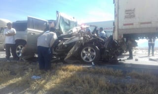Pese a lo aparatoso del accidente, pues la camioneta registró daños de consideración, no hubo pérdidas humanas. (EL SIGLO DE TORREÓN)