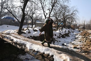 Inesperado. Una mujer cruza un puente cubierto de nieve en Sophian, en la Cachemira India. (EFE)