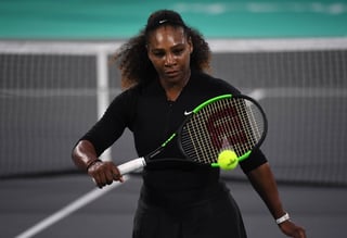 Serena Williams, que pasó seis semanas en cama tras dar a luz a su hija, no participará en el Abierto de Australia. (Archivo)
