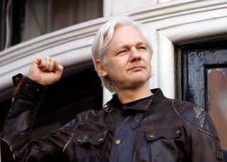 La posibilidad de que Assange figure como funcionario diplomático de la embajada le permitiría salir del edificio sin ser detenido y podría así abandonar territorio británico. (ARCHIVO)