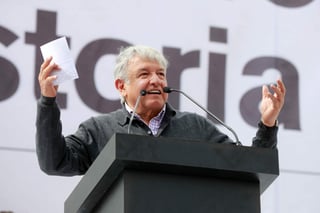 El tabasqueño dijo a la prensa que los cambios en el gabinete de Enrique Peña Nieto tienen el objetivo de apuntalar las aspiraciones de Meade, ya que el precandidato del PRI-PVEM-Panal 'no levanta'. (ARCHIVO)