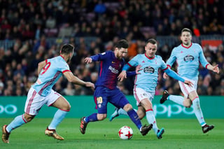 El delantero argentino del FC Barcelona Lionel Messi (c) con el balón ante los jugadores del Celta de Vigo durante el partido de vuelta. (EFE)