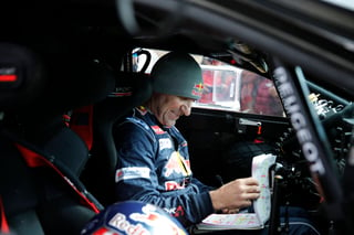El piloto Stephane Peterhansel, del equipo Peugeot, en el rally. (AP)