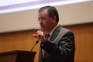 Presión.  Alejandro Díaz de León, gobernador del Banxico, en su intervención en el seminario. (EL UNIVERSAL)