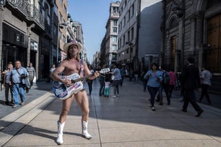 Robert John Burck, más conocido como 'Naked Cowboy', ha huido estos días del frío de la costa este estadounidense para pasear sus músculos y su habitual traje -calzones, botas, sombrero y guitarra- por el centro histórico de la capital mexicana. (EL UNIVERSAL)