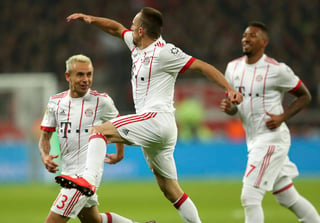 Franck Ribery (c) anotó el segundo gol en la victoria del Bayern Munich 3-1 sobre Bayer Leverkusen. (EFE)