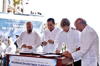Acuerdos. El plan de seguridad para fortalecer la seguridad de destinos turísticos fue firmado por el Secretario de Turismo  Enrique de la Madrid (centro der.).
