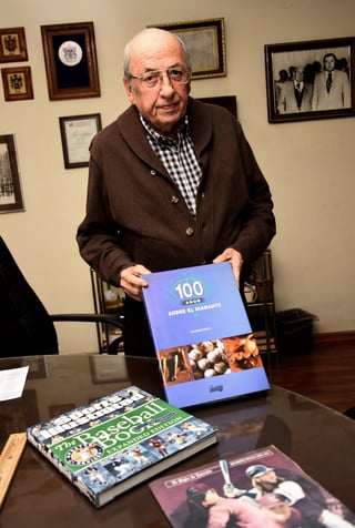 El empresario Jorge Dueñes Zurita mostró algunos libros y publicaciones referentes al deporte que le apasiona, el beisbol. (Fotografía de Jesús Galindo López)