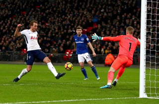 Harry Kane (i) anota el tercer tanto del Tottenham en la goleada 4-0 sobre Everton. (EFE)