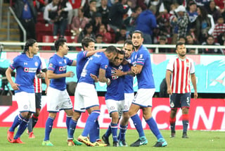 Los jugadores de Cruz Azul celebran un gol de Rafael Baca (c), durante un partido de la jornada uno entre Chivas y La Máquina, en el estadio Akron. (EFE)