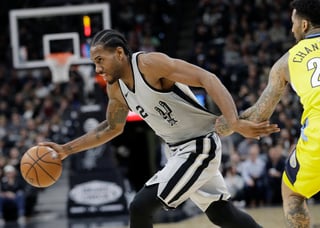 Kawhi Leonard metió 19 puntos en la paliza de los Spurs 112-80 sobre los Nuggets de Denver. (AP)