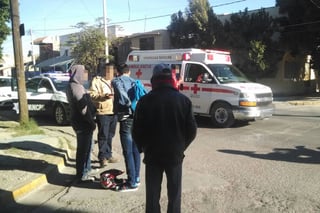 Atención. Paramédicos de la Cruz Roja del municipio de Gómez Palacio acudieron a atender al lesionado.