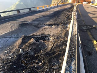 La autopista Durango-Mazatlán sigue cerrada tras los daños que sufrió por el incendio de una pipa la noche del viernes. (ESPECIAL) 