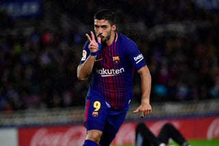 Luis Suárez anotó dos goles y tuvo una asistencia en la victoria del Barcelona 4-2 sobre la Real Sociedad. (AP)