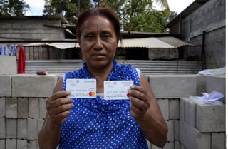 Afectados. Martha Ramírez Montoya (foto) y Reynaldo Molina, de Chiapas, son dos de los damnificados a cuyo nombre se emitieron tarjetas de apoyo sin que ellos estuvieran enterados. (AGENCIA REFORMA)