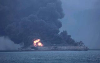 Siniestro. Los derrames de petróleo todavía siguen ardiendo en el mar, indicó el ministerio chino. (EFE)