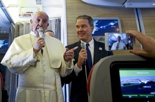 El Papa se refirió al tema al saludar a los periodistas que lo acompañan a bordo del avión papal en vuelo con destino a Chile. (EFE)