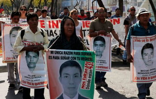 Tres millones 548 mil 760.54 pesos gastó la Procuraduría General de la República (PGR) en 2017, en la contratación de servicios profesionales de apoyo a las diligencias y trabajos administrativos del caso de los 43 normalistas desaparecidos de Ayotzinapa. (ARCHIVO)
