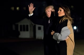 En la sombra. Trump arribó a Washington junto a su esposa. (AP)