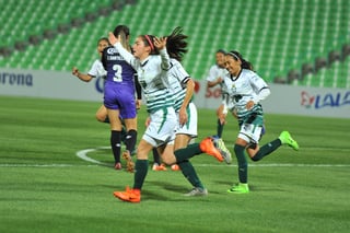 Santos Laguna femenil venció anoche 3-1 a Gallos Blancos de Querétaro, en lo que fue su primer triunfo en el torneo.  (Fotografía de Ernesto Ramírez)