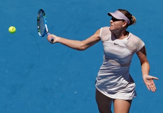 La jugadora Maria Sharapova, de Rusia, en acción ante Tatjana Maria, de Alemania, durante un partido del Abierto de Australia. (AP)
