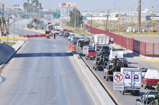 Desde el sábado pasado fue cerrado el puente Solidaridad que conecta el periférico Raúl López Sánchez, de Torreón, con el bulevar Ejército Mexicano, de Gómez Palacio, para llevar a cabo labores de reposición de tubería por parte del Sistema Descentralizado de Agua Potable y Alcantarillado (Sideapa) de la vecina ciudad. (EL SIGLO DE TORREÓN/FERNANDO COMPEÁN) 