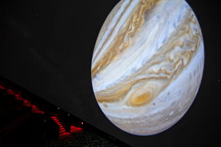 De acuerdo con la NASA, Júpiter aparece en esta imagen de color mejorado, como un tapiz de vibrantes bandas de nubes y tormentas. (ARCHIVO)