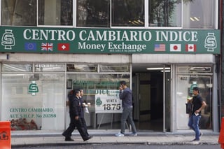  Bancos de la Ciudad de México venden el dólar libre hasta en 19.17 pesos, con una variación a la baja de seis centavos respecto al cierre anterior, y se adquiere en un precio mínimo de 17.65 pesos. (ARCHIVO)