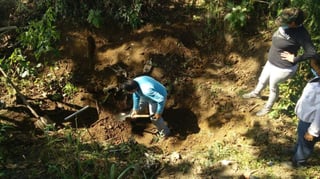 Tras los trabajos de búsqueda y excavación en el predio donde fueron localizadas tres fosas clandestinas, en el municipio de Xalisco, Nayarit, autoridades y familiares de desaparecidos han localizado los cuerpos de 29 personas. (TWITTER)