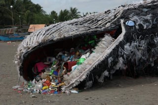 La Comisión Europea (CE) propuso hoy que todos los envases de plástico usados en la Unión Europea (UE) sean reciclabes a partir de 2030, como parte de una estrategia para limitar el impacto de ese material en el ambiente. (ARCHIVO)