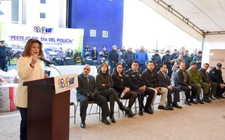En el marco del Día del Policía, la presidenta municipal entregó vehículos y equipos a la corporación. (EL SIGLO DE TORREÓN) 