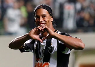 Ronaldinho debutó en el Gremio y en Brasil ha vestido las camisas del Flamengo, Fluminense y Atlético Mineiro, además jugó en el PSG, Barcelona, Milán y el Querétaro. (ARCHIVO)