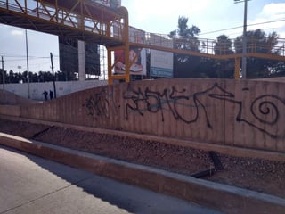 Se trata de una de las áreas de camellón central en el bulevar Revolución, justo frente a la Unidad Deportiva de Torreón, ahí se observan ya algunos rayones de grafiti desde hace dos meses. (EL SIGLO DE TORREÓN)