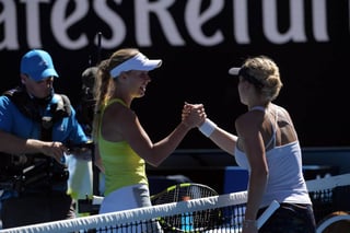 Caroline Wozniacki (i) celebra su victoria ante la croata Jana Fett durante su partido de la segunda ronda. (EFE)