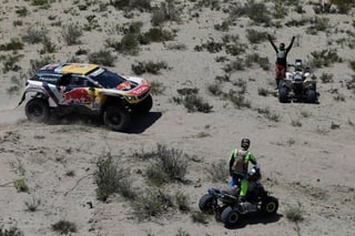 Espectadores observan el paso de Stéphane Peterhansel en la décima etapa del Rally Dakar. (AP)