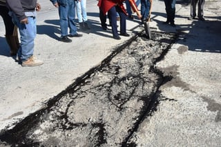 Mejoras. La alcaldesa María Luisa González Achem pidió a la Dirección de Obras Públicas atender problema de baches. (EL SIGLO DE TORREÓN)