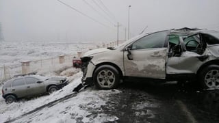 Debido a que la vialidad se encontraba congelada y había poca visibilidad, los vehículos cubiertos de hielo derrapararon y chocaron entre sí.