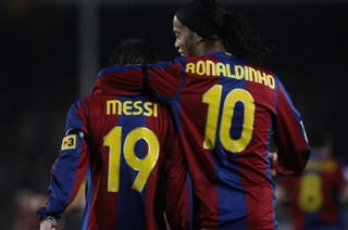El trono de Ronaldinho se lo entregó a un joven Lionel Messi, quien a su lado recogió el testigo para impulsar aún más hacia arriba al Barcelona, hasta la fecha. (ARCHIVO)