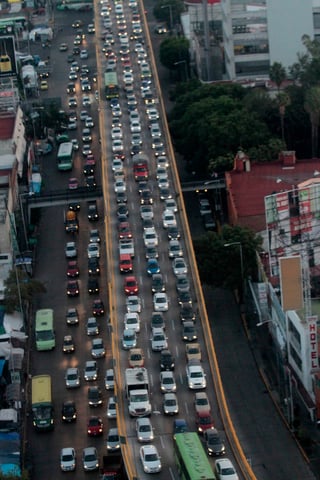 La Secretaría de Energía (Sener) estimó que hacia el 2030, el 90 por ciento de la población en México vivirá en zonas urbanas y contará con casi 40 millones de vehículos, lo cual genera retos para abastecer los energéticos. (ARCHIVO)