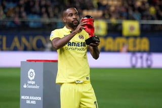 El delantero congoleño del Villarreal, Cédric Bakambu, tras recibir el trofeo como mejor jugador del mes de LaLiga Santander. (ARCHIVO)