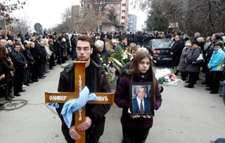 Funeral. Residentes despidieron del líder Oliver Ivanovic. (EFE)