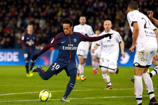 Neymar Jr. anotó cuatro goles en la paliza del París Saint Germain 8-0 sobre el Dijon, con lo que el PSG llegó a ocho triunfos en fila. (AP)