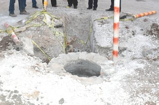 Obra. El martes pasado, la maquinaria abrió el pavimento de la avenida Juárez, donde se realizan mejoras al sistema de drenaje. (EL SIGLO DE TORREÓN)