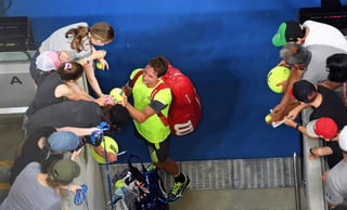 El tenista estadounidense Tennys Sandgren (c) saluda a la afición tras vencer al suizo Stan Wawrinka. (EFE)