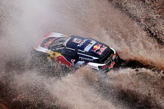 El piloto español Carlos Sáinz y su copiloto Lucas Cruz manejan en la 12da etapa del Rally Dakar Sudamérica. Sainz da un paso más, con susto incluido